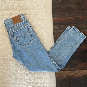 Levi’s wedgie size 24 light wash ankle length jeans